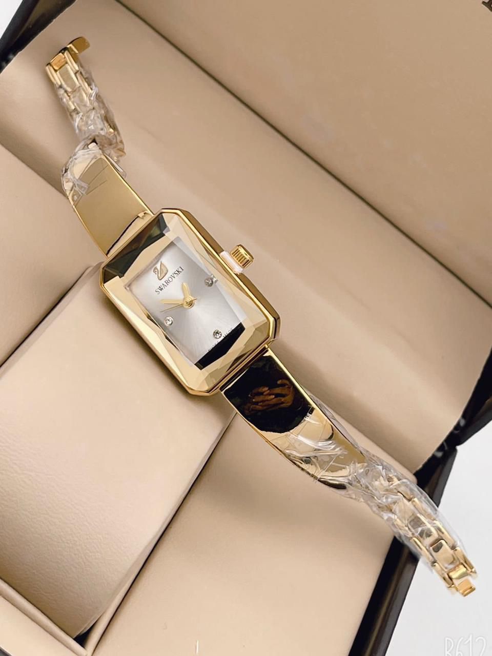 Designer Quartz Swiss made SW-9005 Watch With White Dial Gold Stainless steel Bracelet Watch for Women and Girls Vintage Collection- Best Gift