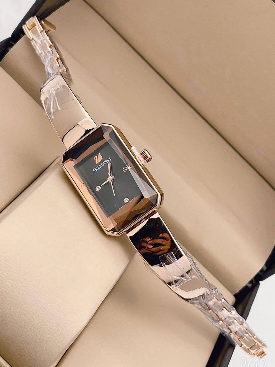 Designer Quartz Swiss made SW-9011 Watch With Black Dial Rose Gold Stainless steel Bracelet Watch for Women and Girls Vintage Collection- Best Gift